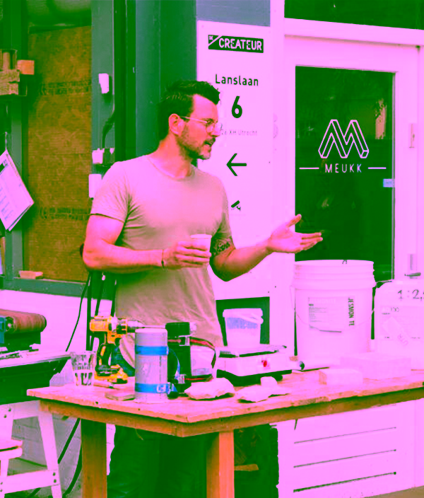 Niels Janszen van Reszto geeft uitleg over restaureren